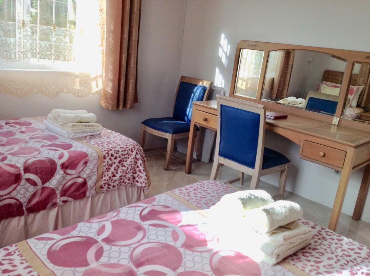Cardamon Villa Is A 2 Bedroom With 1 Bathroom And Seperate Toilet Detached House With Ac And Swimming Pool , 5 Minutes Walk From Flic En Flac Public Beach Ngoại thất bức ảnh